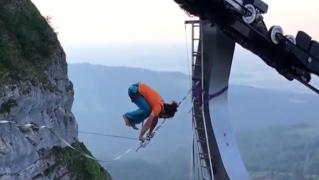 Un francez a stat în mâini pe o frânghie suspendată între două telecabine