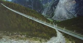 În Elveţia a fost inaugurat cel mai lung pod pietonal suspendat din lume. Podul Europei are o lungime de 494 de metri