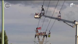 Operaţiune de salvare impresionantă în Germania. Peste o sută de persoane au fost coborâte cu frânghii dintr-o telecabină rămasă suspendată deasupra Rinului