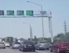 Cozile de la staţia de taxare de la Feteşti ar putea deveni istorie. Taxa de pod poate fi plătită şi printr-o aplicaţie pentru telefonul mobil