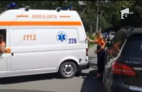 Ambulanţă blocată de o maşină de fiţe, la Iaşi