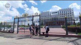 ATAC ARMAT ca în filme! Trei persoane au murit şi alte trei au fost rănite, după ce o bandă criminală a deschis focul într-un tribunal din Moscova