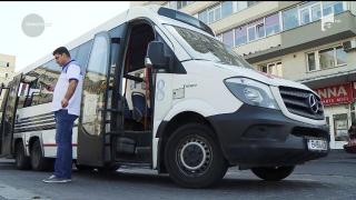 Imagini halucinante: Pasagerii unui microbuz sunt transportaţi cu uşile deschise, într-o înghesuială greu de imaginat