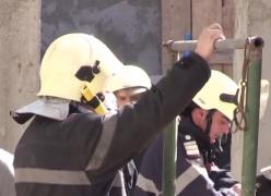 A vrut să câştige o pâine cinstită, însă acum se luptă să rămână în viaţă! Un adolescent s-a accidentat în timp ce ajuta la renovarea unei case