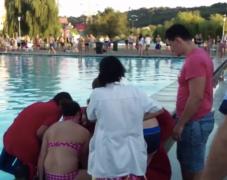 Salvare dramatică în Iaşi. Un copil a fost la un pas de a se îneca în ştrandul municipal