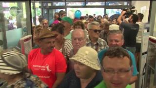 Îmbulzeală la intrarea unui magazin din Ploieşti. Oamenii s-au aşezat la coadă cu noaptea-n cap, pentru a beneficia de oferta de deschidere a magazinului