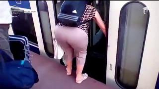 Situaţie bizară în Galaţi. În gară, călătorii trebuie să ... coboare în tren