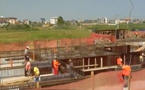 Turiştii din Mamaia Nord sunt revoltaţi! Au plătit mii de lei pentru vacanţă şi se odihnesc într-un şantier