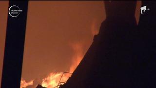 Pompierii din trei judeţe încearcă să stingă incendiul izbucnit la o hală din Galaţi. Depozitul arde de 15 ore