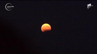 Mii de priviri au stat aţintite spre cerul României pentru a surprinde eclipsa parţială de lună. Observatorul Astronomic a fost luat cu asalt de bucureşteni