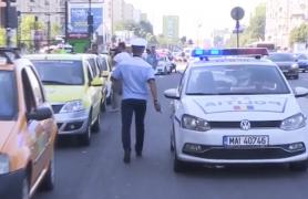 Poliţiştii au aplicat peste o sută de amenzi taximetriştilor de la Gara de Nord şi de la Aeroportul Otopeni. Au avut loc verificări de amploare