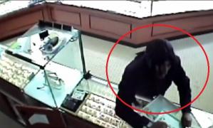 La Galaţi, un bărbat cu cagulă şi pistol a intrat într-o bijuterie de unde a furat, fără să ştie, doar mostre din metal