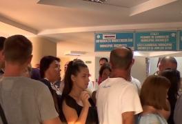 Situaţie umilitoare la serviciul paşapoarte, unde programul începe la 7, dar cereri se primesc de la 8