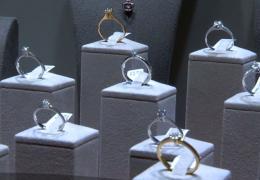 Jaf armat la o bijuterie din Galaţi! În goana sa de a nu fi prins de poliţie, autorul jafului era să fie zdrobit de o maşină