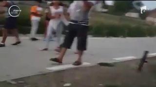 Poliţişti suceveni, ATACAŢI CU PIETRE în timpul serviciului. Întreaga scenă, postată pe internet