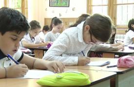 E GREU la şcoală! Ghiozdanul unui elev cântăreşte 5 kg. Ministrul Educaţiei promite să îl facă mai uşor