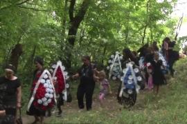 Într-un sat din Dâmboviţa, o familie n-a găsit oameni să ducă mortul la groapă, pe o potecă deasupra prăpastiei