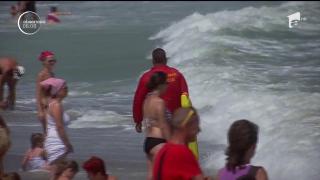 Pe întreg sudul litoralului este arborat steagul roşu. Un detaliu prea mic pentru sutele de turişti, care îşi riscă viaţa, întrând în apă