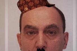 Cipriotul care înjura şi umilea muncitorii unei fabrici de confecţii din Prahova e cercetat de poliţie pentru afişarea de însemne naziste