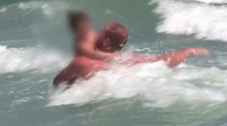 A intrat în mare să îşi facă un selfie, în ultima zi de concediu, şi nu a mai ieşit. Soţia şi copilul au privit de pe mal cum e luat de valuri