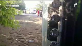 Accident spectaculos în Prahova. O basculantă plină cu nisip şi o maşină s-au răsturnat după un impact violent (VIDEO)