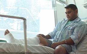 A ieşit cu SECUREA la poliţişti, când agenţii îi încătuşau fratele şi a fost ÎMPUŞCAT de aceştia! Individul spune că se afla din întâmplare acolo