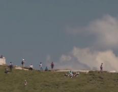 Flori de colţ într-un colţ de rai! Turiştii care urcă până la Crucea Caraiman au parte de peisaje unice, dar şi de răcoare (VIDEO)