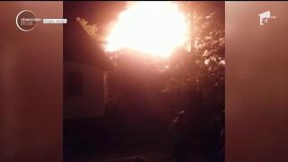 Incendiu stins de localnici la Bistriţa! Un sat întreg s-a mobilizat după ce casa unei familii cu 4 copii a luat foc