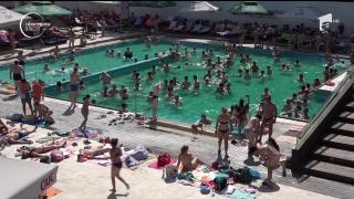 La ştrandul cu apă sărată de la Praid, coada se formează de la 7 dimineaţa, cu trei ore înainte de deschidere