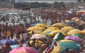 Aglomeraţia de la mare a atins cote maxime. N-a mai fost loc pe nisip pentru plajă, aşa că unii s-au bronzat în picioare