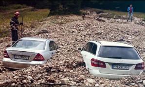 O viitură A ÎNGROPAT, la propriu, maşinile a doi turişti, la Rânca!