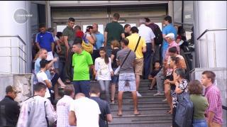 REVOLTĂTOR! Angajaţii de la Serviciul de Paşapoarte Bucureşti AU UITAT să deschidă uşa clădirii! Imaginile UMILINŢEI!