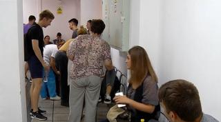 Sute de tineri au stat la coadă să doneze sânge! Angajaţii centrului sunt, în schimb, epuizaţi!