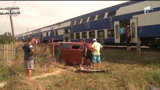 Trecerile peste calea ferată sunt adevărate CAPCANE pentru şoferi! În lipsa barierelor, se adună tot mai multe CRUCI, unde oamenii îşi plâng MORŢII!