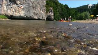 Au adus marea la munte! Sute de turiști fac plajă pe nisip pe malul Crișului Repede, în Bihor! #100deziledevară