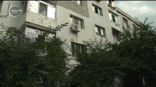 Scenă de groază la Ploieşti! Un copil de doi ani a căzut în gol de la etajul trei al unui bloc. Mama micuţului era în camera alăturată