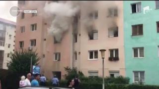 Incendiul violent de la blocul din Sibiu ar fi pornit de la un frigider. Locatarii au fugit speriaţi din case