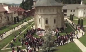 Acuzaţii grave la adresa CĂLUGĂRILOR de la Mănăstirea Putna, după moartea unui adolescent în beciul lăcaşului de cult