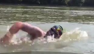 Avram Iancu, bibliotecarul din Petroşani care traversează Dunărea înot, a ajuns în România (VIDEO)
