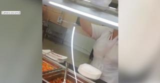 Colcăie gândacii pe friptura vândută într-un hipermarket din Bucureşti! Un client a filmat scenele dezgustătoare