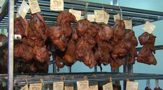 Producătorii români anunţă că până în toamnă preparatele din carne vor costa ca în strănătate