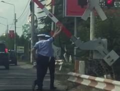 De tot râsul! Doi poliţişti au ţinut bariera de pe Petricani, care nu se mai ridica!