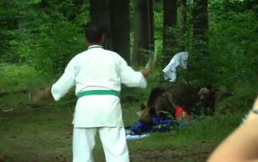 Turiştii şi-au PUS VIAŢA ÎN PERICOL la lacul Sf. Ana, pentru o poză cu ursul coborât din pădure