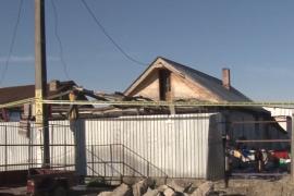 Scenă de groază lângă Curtea de Argeş. O femeie şi-a dat foc în curtea unor rude (VIDEO)