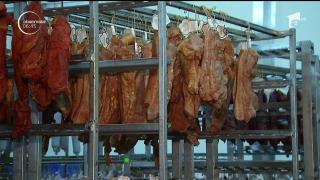 Carne mai scumpă, de la toamnă. Producătorii anunţă preţuri "ca afară"