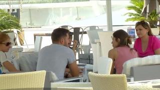 Epidemie de singurătate în România! Tinerii îşi petrec timpul cu telefonul în mână şi se izolează de restul lumii