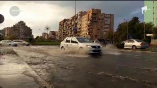 Prăpăd la Deva! O furtună puternică a pus la pământ acoperişuri de bloc şi copaci (VIDEO)