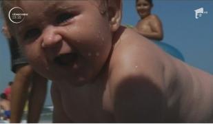 Primii pași, pe nisip! Tot mai multe familii îşi duc bebeluşii în vacanţă la mare. Sfaturi practice pentru părinți