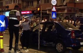 IMPACT TERIBIL. O femeie a zuburat prin geam dintr-o maşină, într-un accident de pe Calea Rahovei