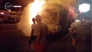 Clipe de GROAZĂ într-o staţie din Galaţi, după ce un autobuz A LUAT FOC din senin!